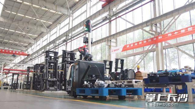 進軍物流倉儲搬運領(lǐng)域<strong></p>
<p>電動叉車
</strong>！三一機器人一次性40臺電動叉車“出?！薄?電動叉車
